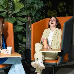 Zuyd Hogeschool studenten stoelen lachen heerlen