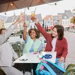  Zuyd Hogeschool studenten terras toost studentlife