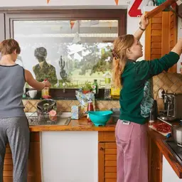 Twee studenten in een keuken