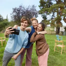 Drie studenten maken een foto tijdens een barbeque
