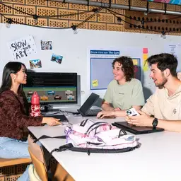 CMD - studenten aan tafel
