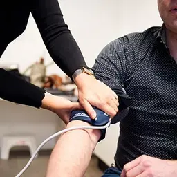 Bloeddruk meting bij man