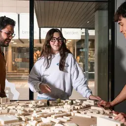 Studenten met maquette