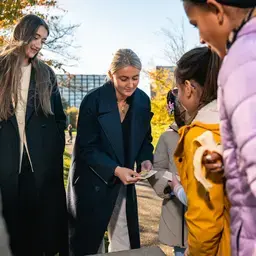 Leraar Basisonderwijs - Juffen met kinderen buiten