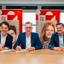 ondertekening gebouw herdenkingsplein vierkant.jpg