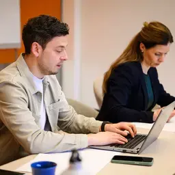 Twee professionals op laptop aan het werk