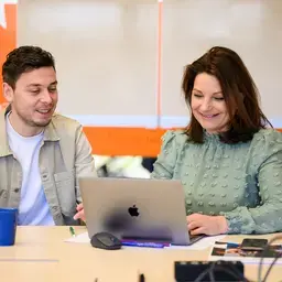 Twee professionals aan het studeren