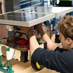 Student werkt aan zonnepaneel