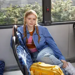 meisje met vlechten in bus 800x800.jpg