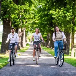 Ontspanning 1- studenten op fiets 750x500.jpg