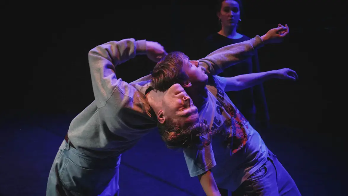 toneelacademie 2 studenten op podium