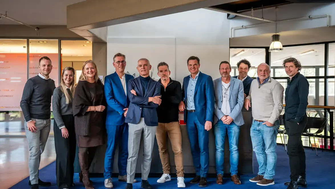 groepsfoto ondertekening herdenkingsplein