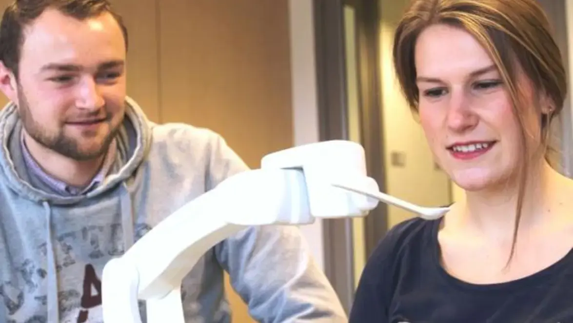 studenten met eetrobot 600x400.jpeg