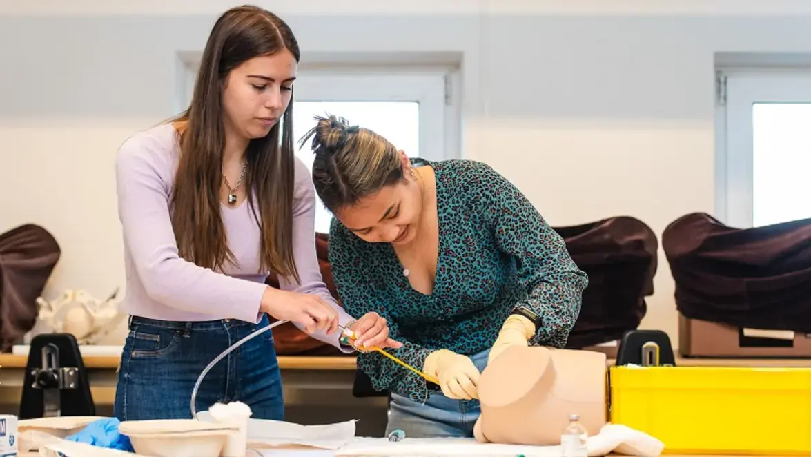 verloskunde studenten oefenen op model.jpg