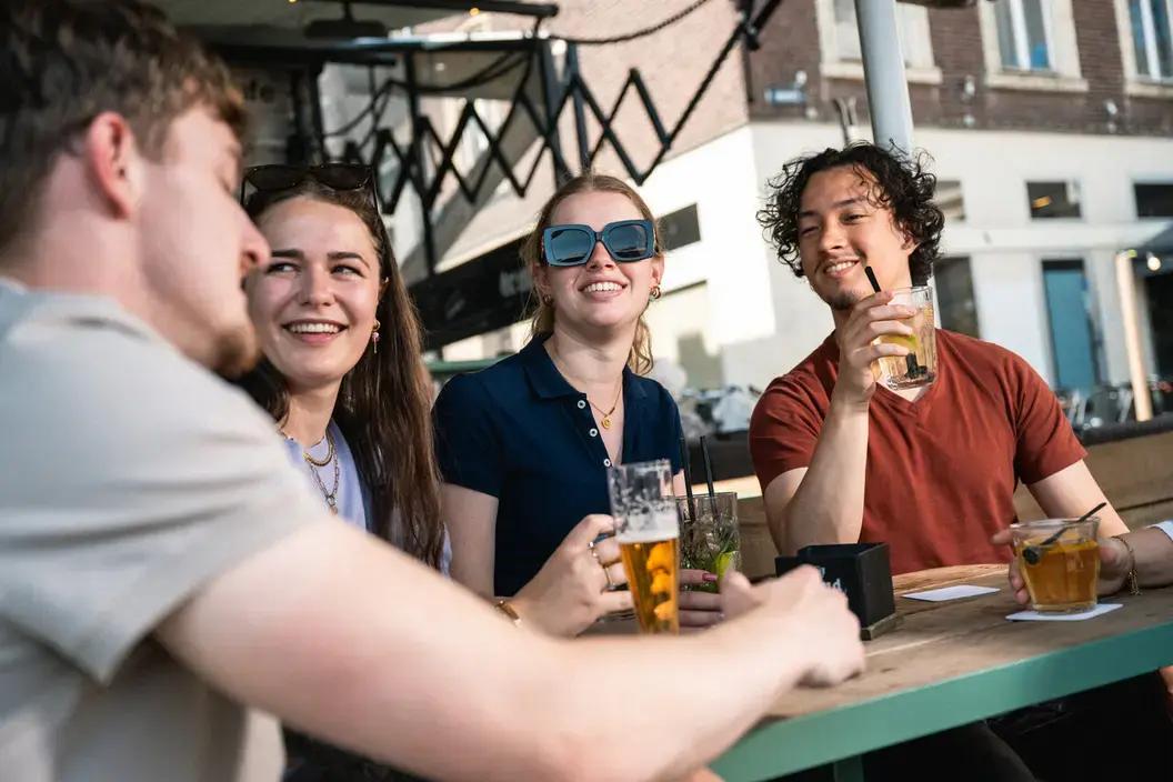 Studenten op terras in Sittard met een drankje